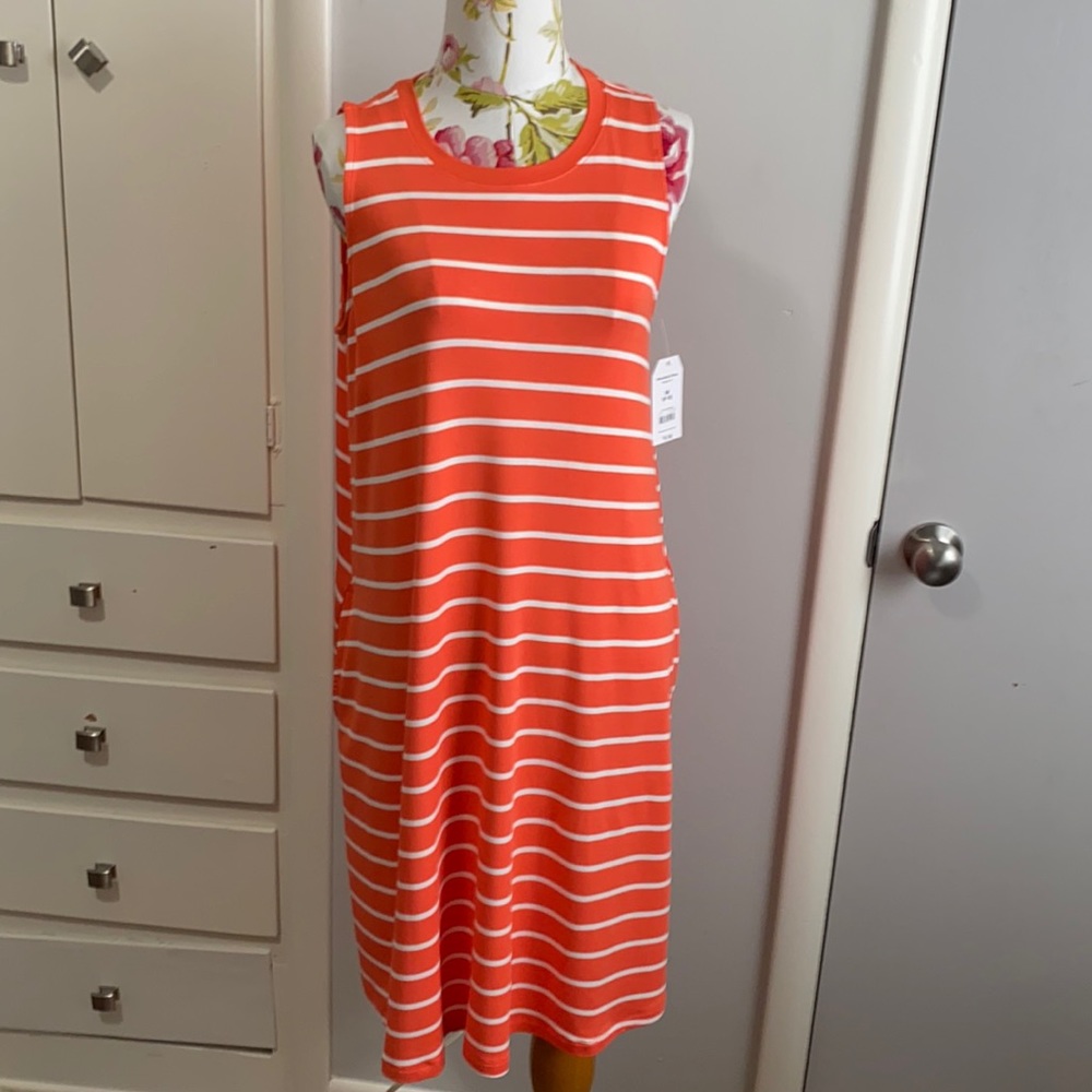 Sleeveless dress with pockets